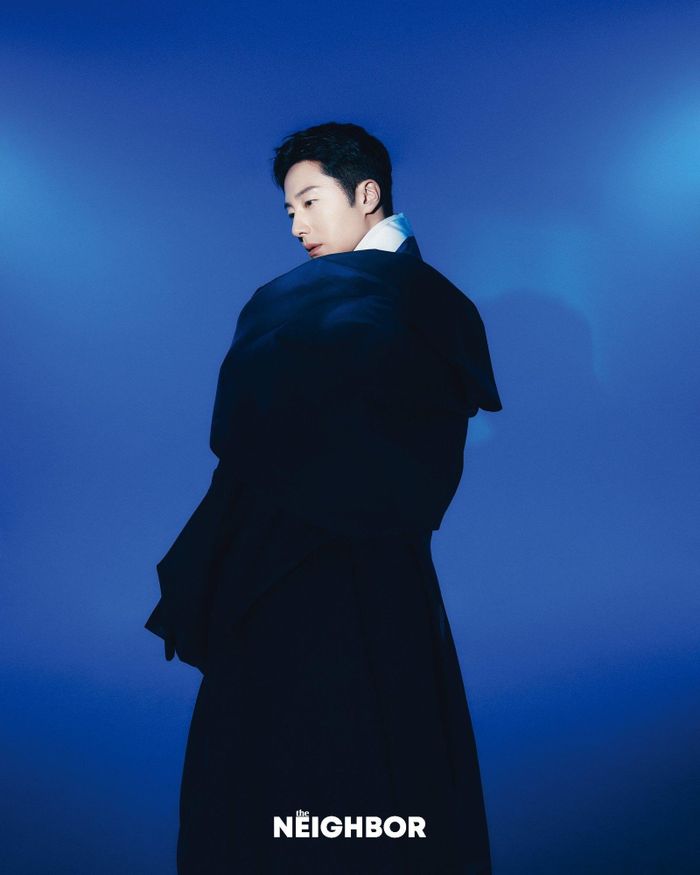 Jung Il Woo kể lại thời điểm anh phát hiện căn bệnh. Trước khi nhập ngũ, anh bất ngờ phải đến bệnh viện vì những cơn đau đầu dữ dội. “Trước đây tôi hiếm khi bị đau đầu, nhưng đột nhiên cơn đau trở nên rất dữ dội. Tôi rất biết ơn bác sĩ đã khuyên tôi nên đi khám tổng quát”, nam diễn viên nhớ lại. Sau khi tiến hành kiểm tra, Jung Il Woo được chẩn đoán mắc chứng phình động mạch não. Anh cho biết đây là tình trạng khó phát hiện và các triệu chứng không phải lúc nào cũng dễ nhận biết. Ảnh: The Neighbor.