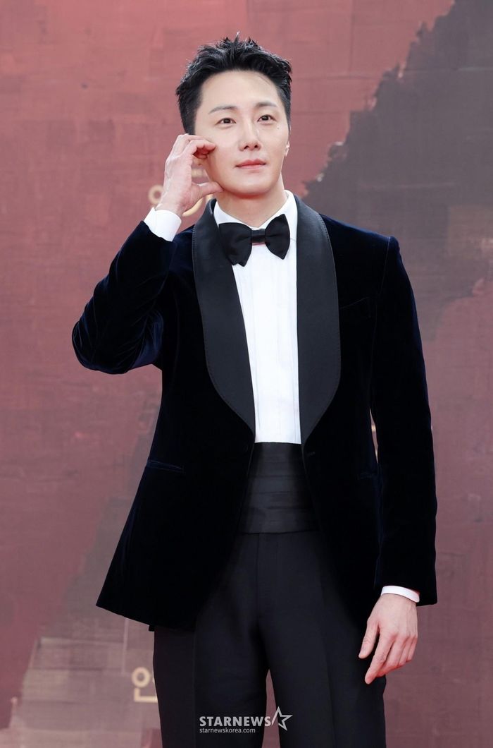 Theo tin tức hồi tháng 7 của tờ DongA, Jung Il Woo cho biết việc được chẩn đoán mắc chứng phình động mạch não ở cuối độ tuổi 20 khiến anh thường xuyên lo sợ về cái chết. Nam diễn viên sau đó tìm đến hành trình Camino de Santiago để bình tâm và thay đổi cách nhìn về cuộc sống. Cụ thể, thời điểm đó, Jung Il Woo xuất hiện trong chương trình YouTube Al-Ttal-Han Chamgyeon. Tại đây, nam diễn viên lần đầu chia sẻ nhiều hơn về vấn đề sức khỏe từng khiến anh thay đổi cách sống. Ảnh: Dispatch, Star News Korea.