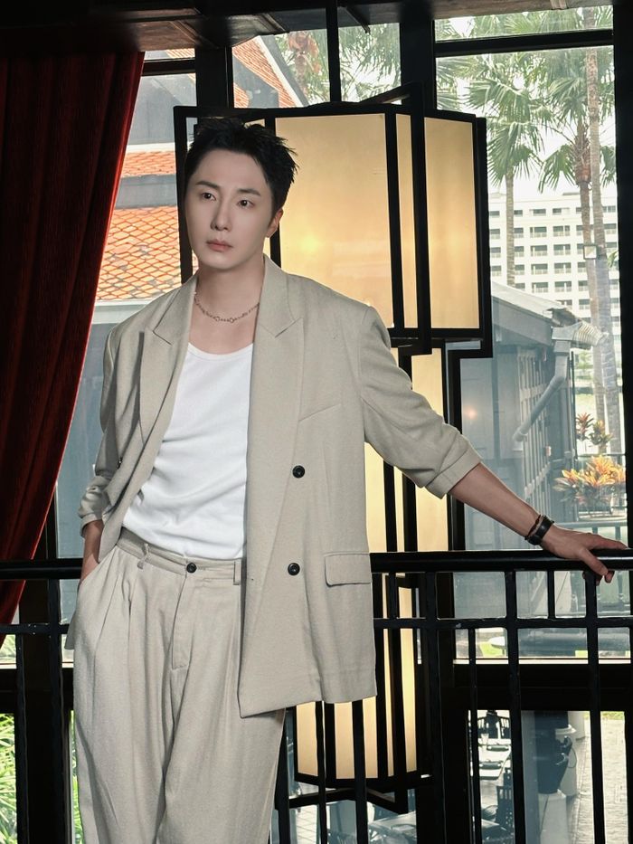 Nam diễn viên sau đó phải theo dõi sức khỏe trong thời gian dài. Theo lời Jung Il Woo, các nhân viên y tế đánh giá tình trạng của anh hiện tại ổn định. “Thật khó để dùng từ ‘hồi phục hoàn toàn’, nhưng tôi đã được kiểm tra trong thời gian dài và được thông báo hiện tại tôi khỏe mạnh, an toàn”, anh nói. Với Jung Il Woo, điều khó khăn nhất sau khi nhận chẩn đoán không chỉ là vấn đề sức khỏe mà còn là nỗi lo về cái chết. “Tôi cảm thấy không biết khi nào mình sẽ chết”, nam diễn viên chia sẻ. Anh cho rằng chính nỗi bất an đó trở thành chất xúc tác khiến bản thân thay đổi đáng kể. Để tìm lại sự bình tĩnh, nam diễn viên quyết định thực hiện hành trình Camino de Santiago ở Tây Ban Nha. Ảnh: Jiilwww.