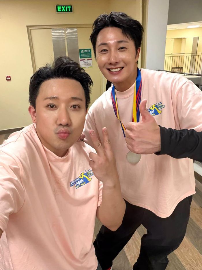 Jung Il Woo đã xuất hiện 2 tuần liên tiếp trên Running Man Việt Nam, trong đó tập mới nhất vừa lên sóng. Nam diễn viên Hàn Quốc dự kiến xuất hiện trong tập 10 lên sóng vào tuần tới. Trước đó, Jung Il Woo đã có một số hoạt động tại Việt Nam, chẳng hạn dự án điện ảnh Mang mẹ đi bỏ hay Liên hoan phim Châu Á Đà Nẵng. Trong Running Man, Jung Il Woo được yêu mến bởi sự hòa đồng, thân thiện và lăn xả. Khác biệt ngôn ngữ nhưng nam tài tử nhanh chóng hòa nhập với các thành viên. Ở tập trước, phân cảnh diễn xuất chung giữa Jung Il Woo với Trấn Thành, Anh Tú Atus gây sốt khắp các nền tảng mạng xã hội vì quá hài hước. Sang tập mới nhất, nam diễn viên tiếp tục được khen ngợi về sự hết mình trong trò xé bảng tên. Thậm chí, anh có màn đối đầu căng thẳng với Trấn Thành, dẫn đến bị thương nhẹ. Ảnh: NSX/ Trấn Thành.