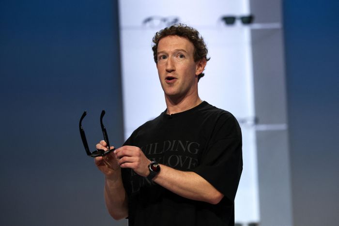  Tại hội nghị dành cho nhà phát triển Meta Connect ở Menlo Park (California, Mỹ) ngày 24/9, Zuckerberg đeo H. Moser & Cie. Streamliner Tourbillon Concept Ceramic. Mẫu đồng hồ được thương hiệu Thụy Sĩ giới thiệu hồi tháng 2, đánh dấu lần đầu H. Moser & Cie. sử dụng ceramic cho toàn bộ vỏ và dây đeo. Đồng hồ có đường kính 40 mm, nổi bật với mặt số Grand Feu enamel đỏ fumé tương phản với lớp vỏ ceramic màu xám anthracite. Để tạo kết cấu cho mặt số, hãng khắc họa tiết dạng búa trên nền vàng trắng trước khi phủ nhiều lớp men. Ảnh: Carlos Barria/Reuters.