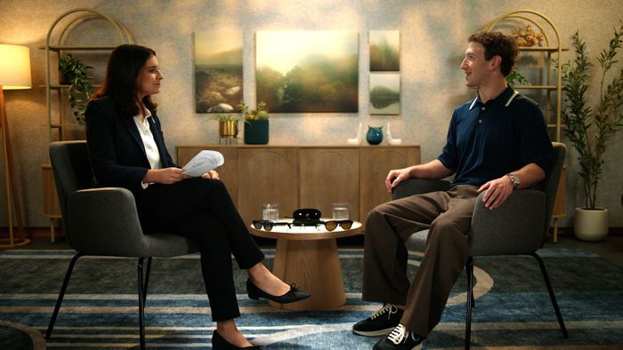  Ngày 23/9, trong cuộc phỏng vấn với NBC News, Zuckerberg được phát hiện đeo một thiết kế khác là Grönefeld 1941 Grönograaf. Đây là mẫu chronograph đầu tiên của thương hiệu đồng hồ độc lập Hà Lan do hai anh em Bart và Tim Grönefeld sáng lập. Ra mắt năm 2022, đồng hồ có đường kính 40 mm, dày 11,3 mm với cách bố trí mặt số bất đối xứng. Bộ kim giờ, phút nằm ở vị trí 1 giờ, kim giây nhỏ tại 9 giờ, báo mức năng lượng tại 11 giờ và bộ đếm chronograph 30 phút ở vị trí 6 giờ. Ảnh: NBC News.