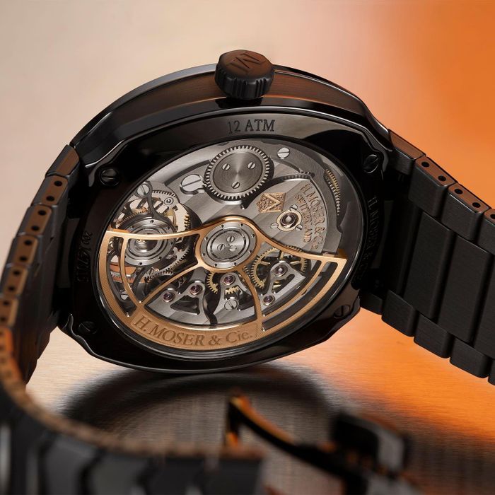 Theo phong cách Concept đặc trưng của hãng Thụy Sĩ với mặt số không có logo, cọc số hay các dòng chữ thường thấy trên đồng hồ. Thay vào đó, flying tourbillon tại góc 6 giờ thành điểm nhấn chính. Streamliner Tourbillon Concept Ceramic mang mã tham chiếu 6805-2100, thuộc bộ sưu tập thường trực và có giá niêm yết 89.000 CHF (khoảng 107.000 USD), chưa bao gồm thuế. Ảnh: H. Moser & Cie. 