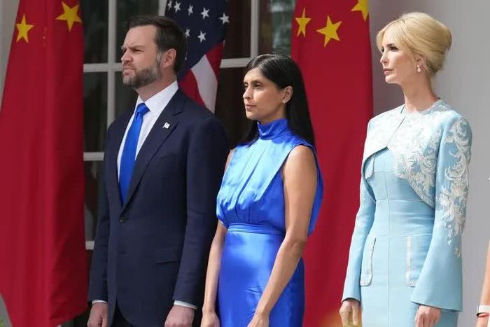 Ivanka Trump xuất hiện với bộ váy của nhà thiết kế Trung Quốc Quách Bồi, đứng bên cạnh con gái (mặc đầm trắng) và vợ chồng Phó tổng thống Mỹ J.D. Vance. Ảnh: IGNV.