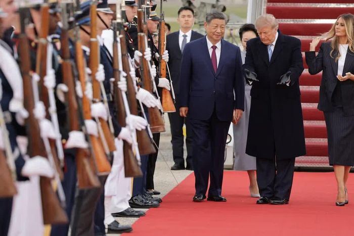  Tổng thống Donald Trump và phu nhân Melania Trump đón Chủ tịch Tập Cận Bình và phu nhân Bành Lệ Viên tại Căn cứ Andrews, bang Maryland. Ảnh: Reuters. 