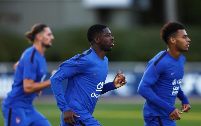  Cả Mbappe và Dembele đều thể hiện sự chuyên nghiệp khi tập trung cùng tuyển Pháp. Ảnh: Reuters.