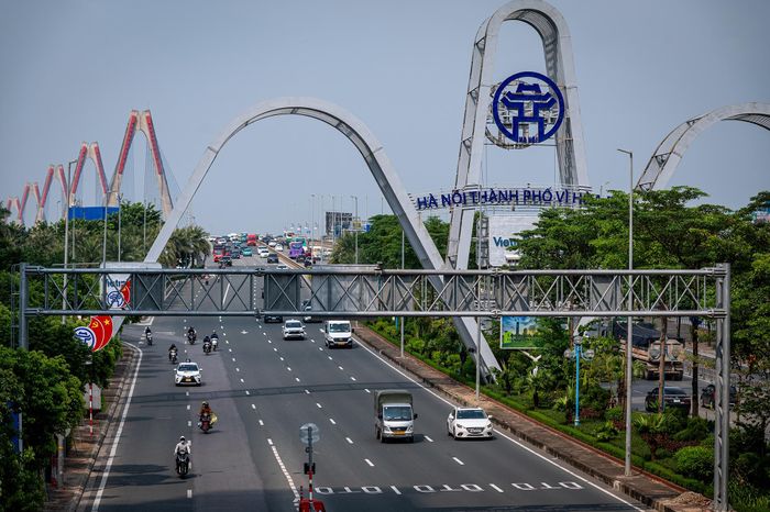  Thông tin về tình hình trật tự an toàn giao thông 9 tháng đầu năm 2026 chiều 25/9, Đại tá Phạm Việt Công (Phó cục trưởng Cục Cảnh sát giao thông) cho biết Hà Nội đang chuẩn bị triển khai các hạ tầng (biển báo, vạch xác định) để tài xế thực thi các quy định về giữ khoảng cách an toàn trên cầu Nhật Tân; dự kiến áp dụng thêm tại cầu Thăng Long, Vĩnh Tuy, Thanh Trì. 