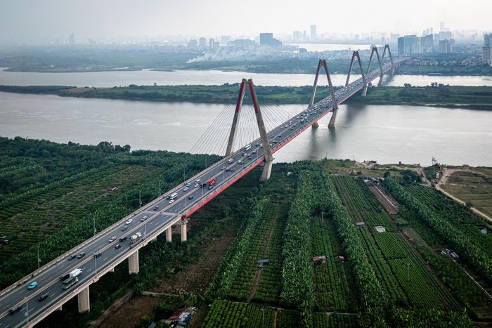  Việc lắp đặt biển báo, vạch sơn xác định khoảng cách được kỳ vọng giúp tài xế chủ động điều chỉnh tốc độ, duy trì cự ly an toàn khi lưu thông trên cầu. Đây là một trong những giải pháp nhằm hạn chế nguy cơ xảy ra va chạm liên hoàn. 