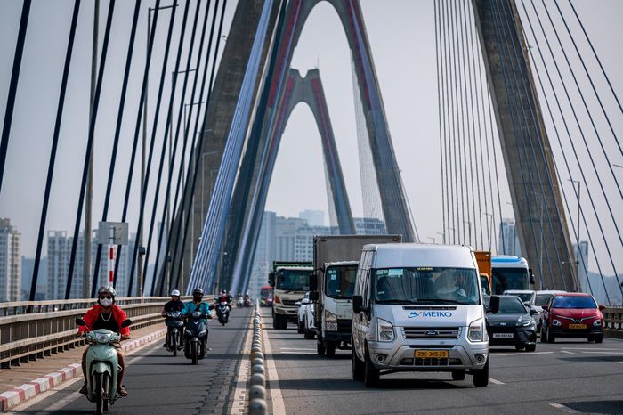  Việc duy trì khoảng cách phù hợp giúp tài xế có thêm thời gian phản ứng khi xe phía trước giảm tốc hoặc phanh đột ngột. Đây là yếu tố quan trọng để hạn chế nguy cơ va chạm liên hoàn trong điều kiện phương tiện di chuyển với mật độ cao. 