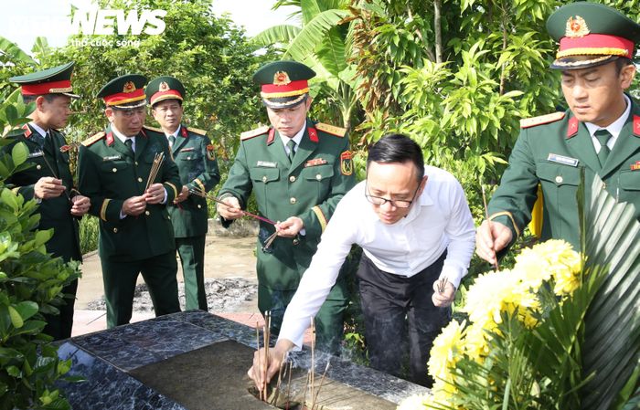  Các đại biểu thắp hương tại những ngôi mộ liệt sĩ được thân nhân xây dựng, tôn tạo và xác định phần mộ theo tâm linh, người dân địa phương thường gọi là “mộ gió”. 