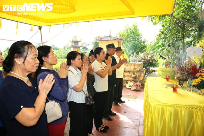 Đông đảo thân nhân, cán bộ, cựu chiến binh và đại biểu dâng hương tưởng niệm, tri ân các liệt sĩ tại buổi lễ triển khai tìm kiếm, quy tập hài cốt liệt sĩ.