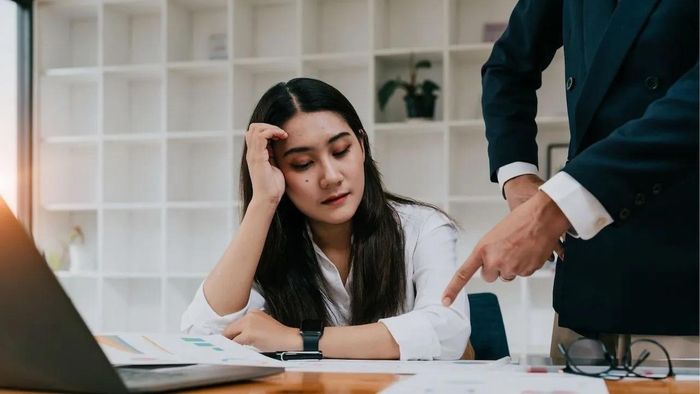 Cấp trên độc đoán và hà khắc khiến nhân sự chán ghét công ty và muốn nghỉ việc. Ảnh minh họa: C.F. 