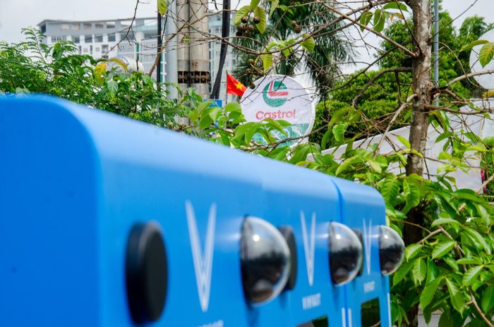  Lúc này, VinFast vẫn đang là cái tên sở hữu mạng lưới tủ đổi pin quy mô nhất với khoảng 15.000 địa điểm trên toàn quốc. Selex triển khai trước nhưng đến lúc này có khoảng 118 tủ trên cả nước, trong khi Honda chỉ bố trí tủ đổi pin ở các đại lý HEAD có kinh doanh xe máy điện. 