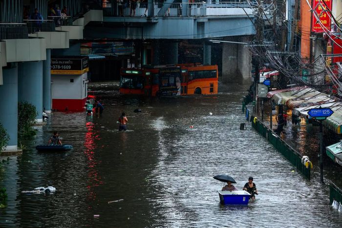  Nhiều khu phố ở Bangkok chìm trong "biển" nước, ngày 26/9. Ảnh: Reuters. 