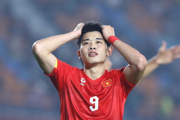 Đình Bắc tiếc nuối khi bỏ lỡ cơ hội. Ảnh: Minh Chiến.