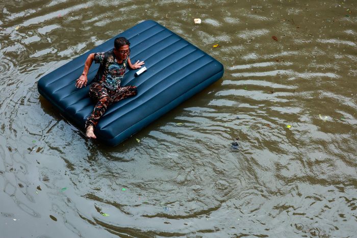 Người dân lội qua vùng nước ngập đến đầu gối tại Bangkok (Thái Lan) ngày 26/9. Ảnh: Reuters.