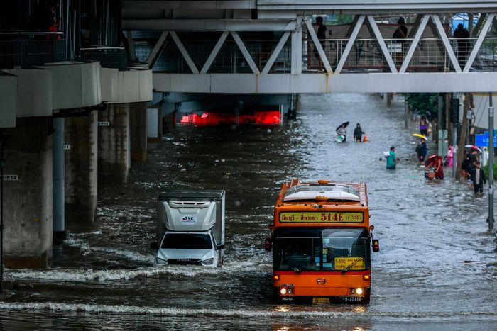 Đường phố Bangkok ngập nước. Ảnh: Reuters.