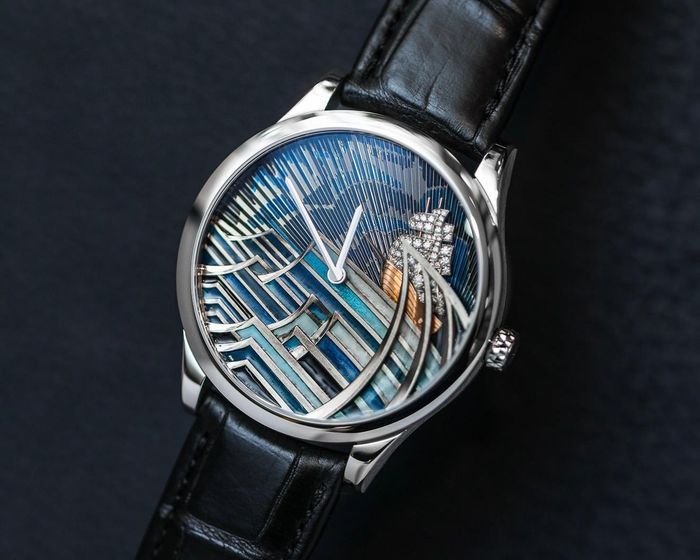  Năm 2024, Van Cleef & Arpels giới thiệu bộ ba đồng hồ độc bản lấy cảm hứng từ tiểu thuyết Moby-Dick (Cá voi trắng) của Herman Melville, tương ứng với ba nhân vật Ishmael, thuyền trưởng Ahab và Queequeg. Mỗi mẫu có mặt số 42 mm tái hiện con tàu giữa biển động bằng nhiều kỹ thuật thủ công như tráng men, hội họa thu nhỏ, chạm khắc vàng và đính đá. Riêng Midnight Ismaël sử dụng tông xanh sáng, thể hiện tính cách thích phiêu lưu và suy tư của người kể chuyện Ishmael. Mặt sau cả ba đồng hồ khắc đuôi cá voi Moby Dick cùng câu mở đầu nổi tiếng của tiểu thuyết, “Call me Ishmael” (tạm dịch: Cứ gọi tôi là Ishmael). Ảnh: Watch Louge. 