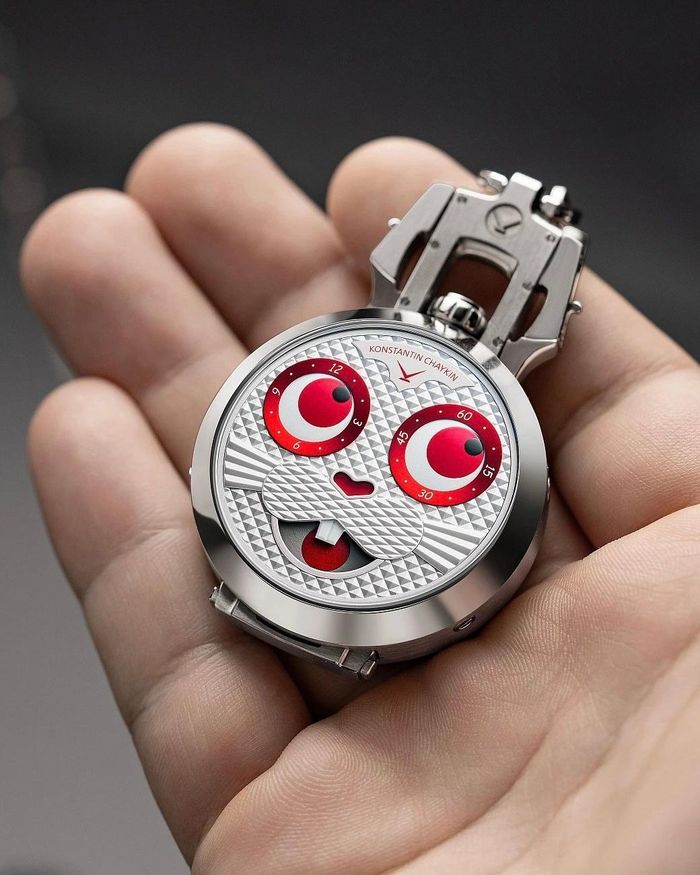 Phiên bản White Rabbit là cỗ máy của nhà chế tác người Nga Konstantin Chaykin, lấy cảm hứng từ tiểu thuyết Alice’s Adventures in Wonderland (Alice ở xứ sở thần tiên) của Lewis Carroll. Đồng hồ mô phỏng gương mặt Thỏ Trắng và sở hữu 16 chức năng phức tạp, trong đó có cơ chế “đóng băng” thời gian ở 6 giờ, gợi lại bữa tiệc trà của Mad Hatter trong truyện. Vỏ titanium còn có thể chuyển đổi giữa đồng hồ đeo tay và đồng hồ bỏ túi, liên hệ với chiếc đồng hồ mà Thỏ Trắng luôn mang theo. Chỉ 4 chiếc được chế tác, trong đó, một nguyên mẫu được đấu giá khoảng 529.200 USD vào tháng 12/2025. Ảnh: Konstantin Chaykin.