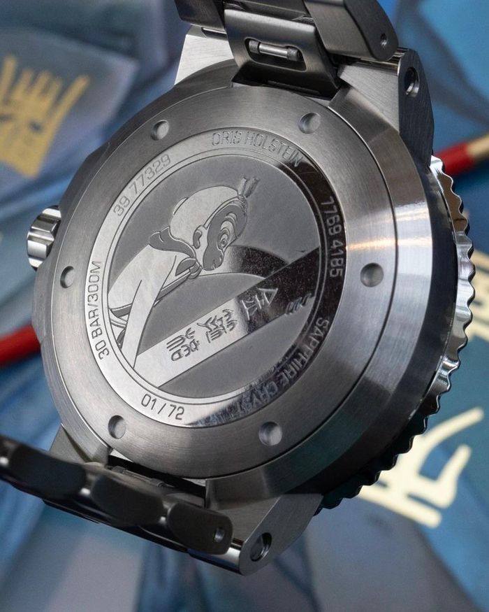 Năm 2022, Oris giới thiệu Sun Wukong Artist Edition, lấy cảm hứng từ Tôn Ngộ Không trong phim hoạt hình The Monkey King: Uproar in Heaven (1961), chuyển thể từ tiểu thuyết Journey to the West (Tây Du Ký). Mặt số men cloisonné tái hiện Long Cung, nơi Tôn Ngộ Không tìm thấy gậy Như Ý. Đồng hồ sử dụng máy tự động Calibre 400, trữ cót 120 giờ và giới hạn 72 chiếc, tượng trưng cho 72 phép biến hóa của nhân vật. Giá bán khi ra mắt khoảng 27.500 USD. Ảnh: A Blog to Watch.