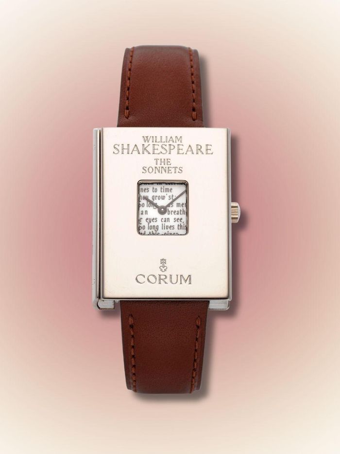 Khoảng năm 1996, Corum giới thiệu Golden Book William Shakespeare – The Sonnets, lấy cảm hứng từ tập thơ The Sonnets (Những bài sonnet) của William Shakespeare. Đồng hồ có vỏ vàng trắng 18K tạo hình một cuốn sách thu nhỏ, với bìa có thể mở để lộ mặt số bên trong. Mặt số in những câu thơ của Shakespeare, còn cạnh vỏ mô phỏng các trang sách. Cỗ máy của thương hiệu Thụy Sĩ sử dụng máy cơ lên cót tay và giới hạn 50 chiếc. Ảnh: Christie's.