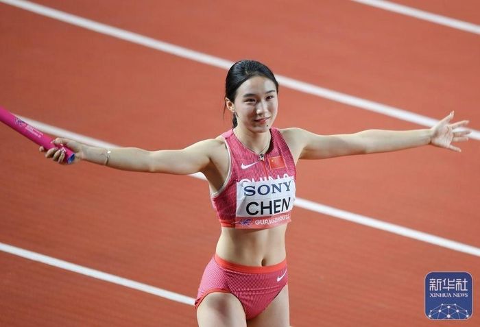 Chen Yujie tham gia cuộc đua tiếp sức 4×100m tại Giải tiếp sức điền kinh thế giới năm 2025, giúp Đội Trung Quốc giành chiến thắng với thành tích 43,03 giây. Ảnh: Xinhua.