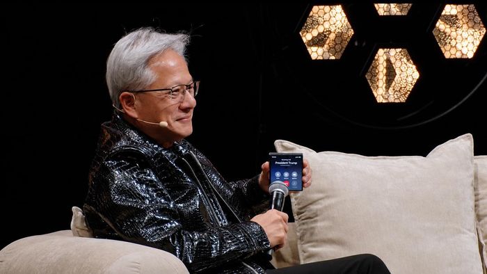  CEO Nvidia Jensen Huang dùng chiếc Z Fold8 để trả lời điện thoại tổng thống Trump. Ảnh: Al Jazeera. 