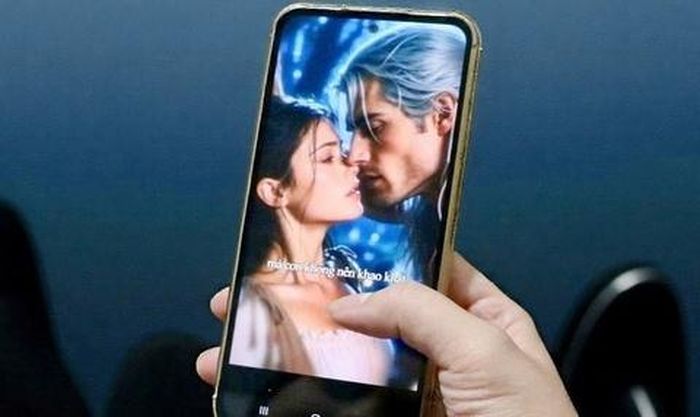 Các nội dung phim ngắn AI thô tục liên tục được đề xuất trên các trang mạng xã hội.