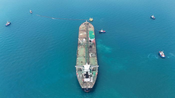  Giá thuê qua eo biển Hormuz tăng khiến tàu chở dầu đi những hành trình dài hơn, làm chi phí đưa dầu tới các nhà máy lọc dầu tăng mạnh. Ảnh: Reuters. 