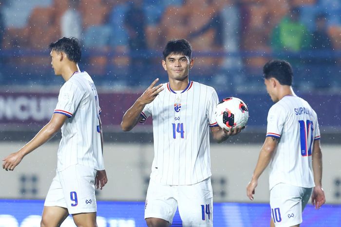 Trên sân, "Voi chiến" vẫn kiểm soát thế trận dù Chanathip không thi đấu. Thái Lan mở tỷ số ở phút 32 nhờ pha đá bồi của Teerasak Poeiphimai. Sau đó, Jude Soonsup-Bell nhân đôi cách biệt cho Thái Lan ở phút 42. Sang hiệp hai, sức ép tiếp tục được duy trì và một cầu thủ Pakistan phản lưới, giúp Thái Lan nâng tỷ số lên 3-0. Đến cuối trận, Teerasak hoàn tất cú đúp với pha dứt điểm bình tĩnh sau đường kiến tạo của Peeradol, ấn định chiến thắng 4-0 cho đội bóng của HLV Anthony Hudson.