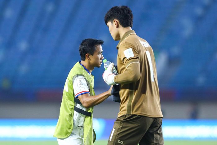  Chanathip khép lại trận thắng Pakistan mà không thi đấu phút nào. Thái Lan vẫn có chiến thắng 4-0, qua đó giúp Hudson không phải mạo hiểm thể lực của một trong những cầu thủ giàu kinh nghiệm nhất đội. Việc được nghỉ trọn trận cũng khiến khả năng Chanathip được sử dụng trước Việt Nam trở thành một trong những điểm đáng chú ý ở cuộc đối đầu tiếp theo. 