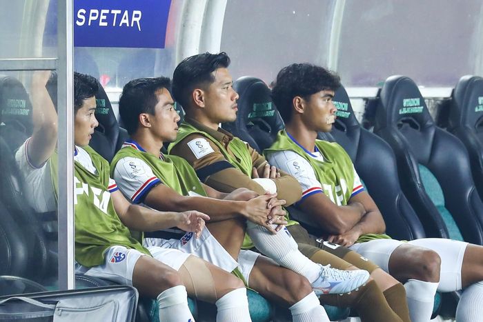  Trong phần lớn thời gian trận đấu, Chanathip không được gọi ra khởi động. Đây là dấu hiệu cho thấy HLV Anthony Hudson chưa có ý định sử dụng anh trước Pakistan. Việc trận đấu diễn ra thuận lợi giúp Hudson không phải sử dụng một trong những cầu thủ quan trọng nhất của mình. 