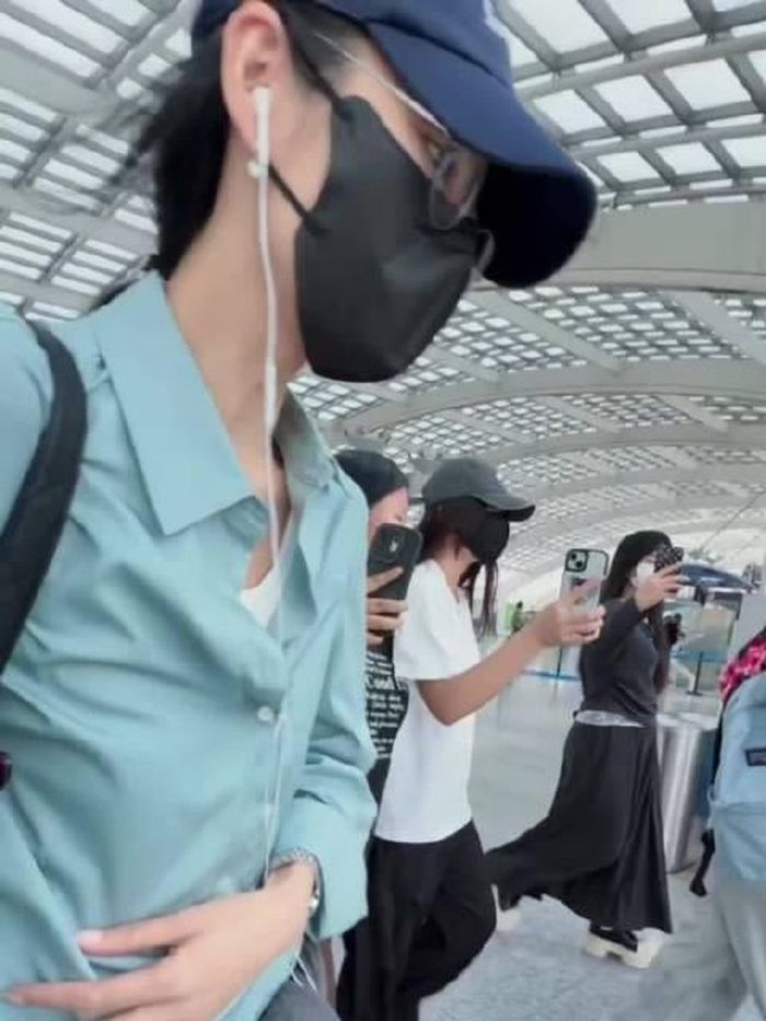 Tỉnh Bách Nhiên xuất hiện tại sân bay ngày 26/9, vẫy tay chào người hâm mộ trước khi trở về Bắc Kinh. Trong khi đó, Lưu Văn được cho là đã đổi sang chuyến bay sớm hơn và trở về một mình. Ảnh: Sina.