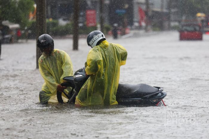  Mưa lớn khiến nước từ hệ thống kênh rạch tràn vào nhà dân, nhà hàng, cửa hàng và các con hẻm. Tại một số khu vực thấp, người dân phải kê đồ đạc lên cao, chuyển ôtô, xe máy và các vật dụng có giá trị ra khỏi vùng ngập. Ảnh: National Thailand. 