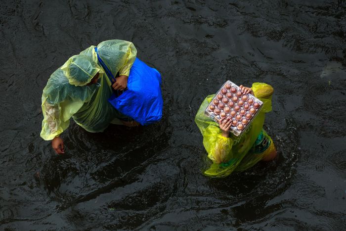  Để giảm lượng phương tiện trên đường, các trường học ở Bangkok sẽ đóng cửa vào ngày 27/9. Những cán bộ, công chức thuộc chính quyền Bangkok không cần có mặt trực tiếp cũng được yêu cầu làm việc tại nhà; trong khi các lực lượng phụ trách công trình công cộng, vệ sinh môi trường và ứng phó khẩn cấp vẫn làm việc bình thường. Ảnh: Reuters. 