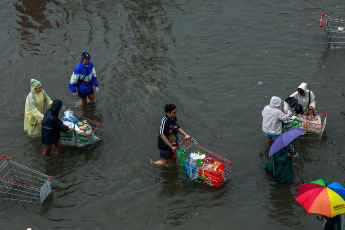  Lo ngại mưa lớn tiếp tục gây ngập và làm gián đoạn việc đi lại, người dân tại một số khu vực của Bangkok tăng cường mua thực phẩm, nước uống và đồ dùng thiết yếu trong ngày 26/9. Ảnh: Reuters. 