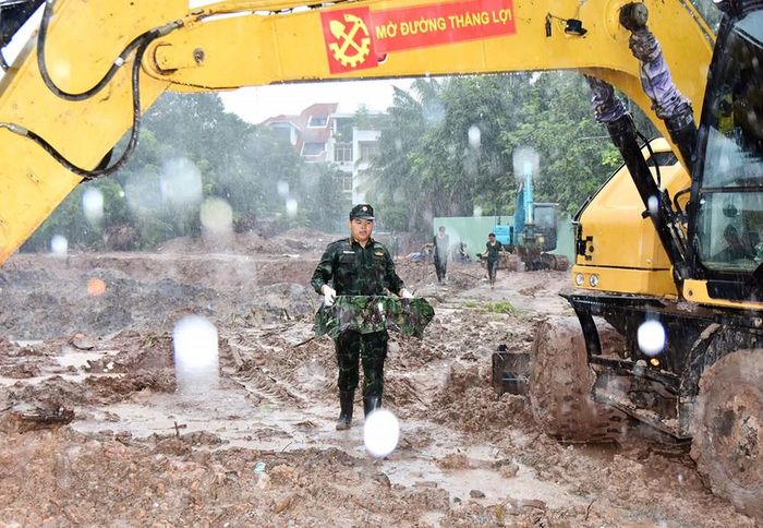 Lực lượng làm nhiệm vụ vẫn miệt mài tìm kiếm hài cốt liệt sĩ, bất kể thời tiết mưa lớn thường xuyên
