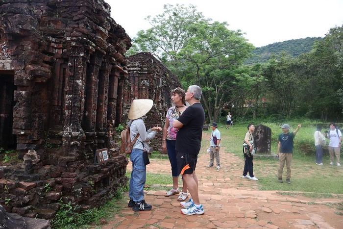 Du khách tham quan Mỹ Sơn