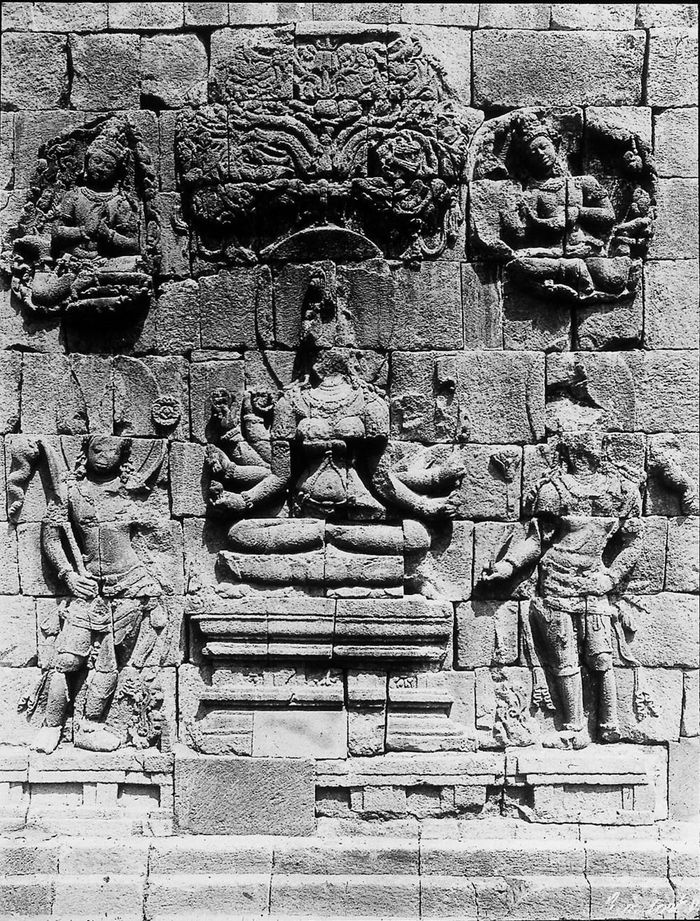 Mahāpratisarā, Candi Mendut ,Java. Nguồn ảnh: Thư viện Leiden