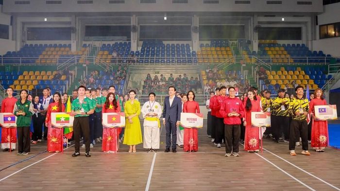 Ban tổ chức tặng quà lưu niệm cho các đoàn tham dự giải. Ảnh: Nguyên Phong