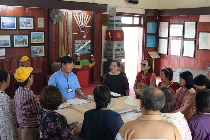 Du khách tham quan tại Nhà trưng bày Hải đội Hoàng Sa kiêm quản Bắc Hải tại đặc khu Lý Sơn