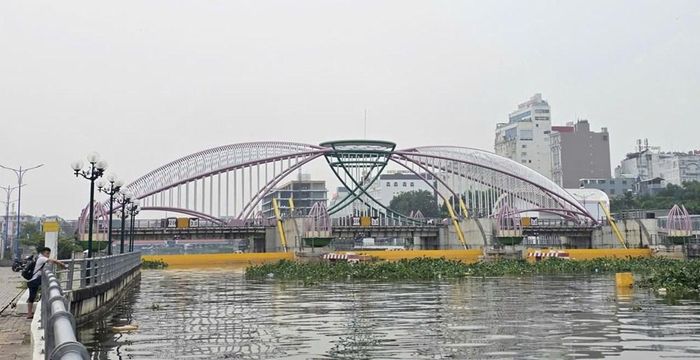 Ngành chuyên môn vận hành cống ngăn triều cường ở phường Ninh Kiều, TP. Cần Thơ