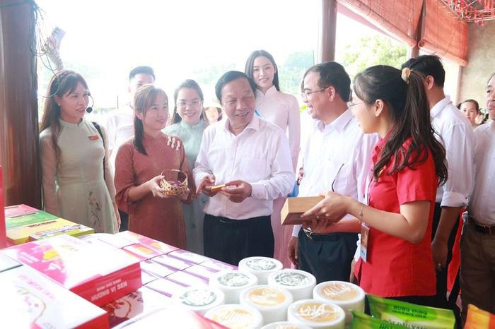 Các đại biểu tham quan gian hàng