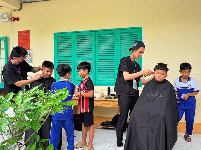 Tổ chức cắt tóc miễn phí cho học sinh