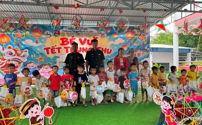 Trao quà Tết Trung thu cho các em thiếu nhi Trường Mầm non xã Ô Lâm