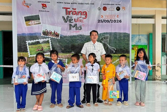 Trao tập viết cho các em