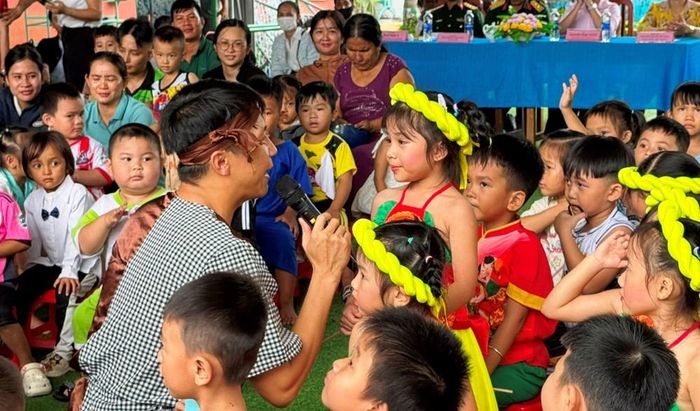 Nhiều hoạt động trò chơi được tổ chức cho các em thiếu nhi tham gia