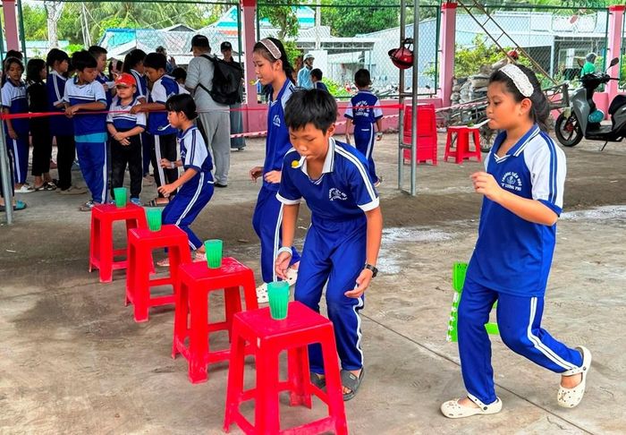 Các em học sinh vui mừng được tham gia với các trò chơi