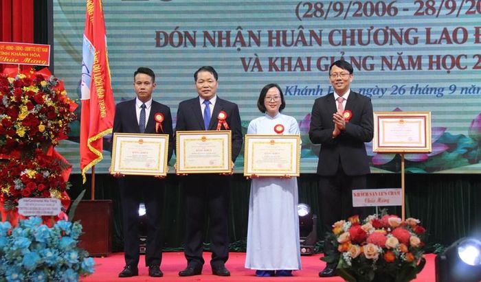 Phó Chủ tịch UBND tỉnh Khánh Hòa Nguyễn Thanh Hà trao Bằng khen của Chủ tịch UBND tỉnh cho tập thể, cá nhân Trường Cao đẳng Du lịch Nha Trang có thành tích xuất sắc