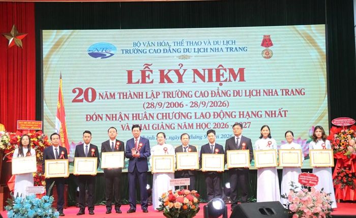 Thứ trưởng Hồ An Phong trao Bằng khen của Bộ trưởng Bộ VHTTDL cho tập thể, cá nhân Trường Cao đẳng Du lịch Nha Trang có thành tích xuất sắc